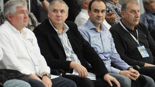 Zadar, 101211
Bazen na Visnjiku.
Utakmica polufinala kupa Hrvatske izmedju VK Primorje i VK Jug.
Na slici: predsjednik Vaterpolo saveza Predrag Sloboda, Goran Sukno, Perica Bukic, Bosko Lozica
Foto: Luka Gerlanc / CROPIX