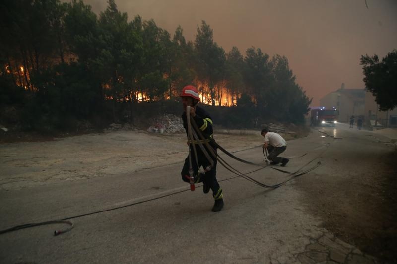Žrnovnica: Vatra je sve bliže Splitu, nebo je prekriveno dimom Žrnovnica: Vatra je sve bliže Splitu, nebo je prekriveno dimom