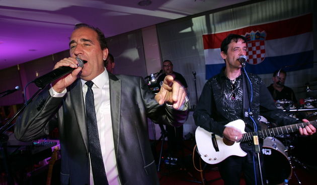 Umag, 290911.
Hotel Sol Aurora.
Otvorenje dvanestih sportskih susreta djelatnika Hrvatske poste koji se odrzavaju u Umagu. U sklopu zabavnog programa nastupio je pjevac Mladen Grdovic.
Foto: Ranko Suvar / CROPIX