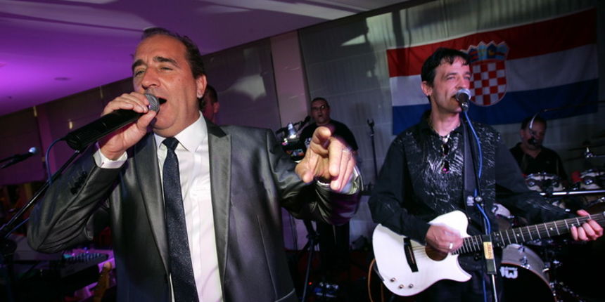 Umag, 290911.
Hotel Sol Aurora.
Otvorenje dvanestih sportskih susreta djelatnika Hrvatske poste koji se odrzavaju u Umagu. U sklopu zabavnog programa nastupio je pjevac Mladen Grdovic.
Foto: Ranko Suvar / CROPIX Umag, 290911.
Hotel Sol Aurora.
Otvorenje dvanestih sportskih susreta djelatnika Hrvatske poste koji se odrzavaju u Umagu. U sklopu zabavnog programa nastupio je pjevac Mladen Grdovic.
Foto: Ranko Suvar / CROPIX