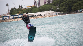 Južina nekima donosi glavobolju, surferima i kajterima je prava radost. Tako je bilo i jučer. Na biogradskoj plaži Dražica okupilo se dvadesetak ljubitelja vjetra, većina iz kiteboarding kluba Badevana-surf iz Zagreba. Iako su po meteorološkoj prognozi oč