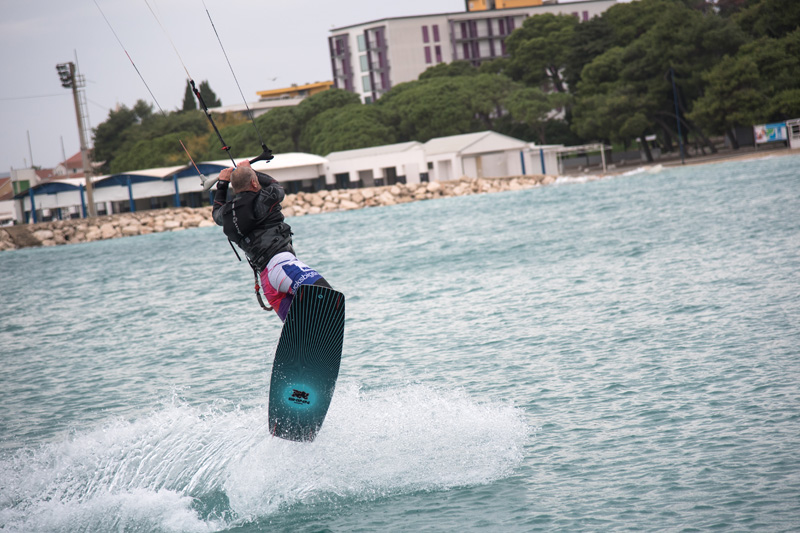 Južina nekima donosi glavobolju, surferima i kajterima je prava radost. Tako je bilo i jučer. Na biogradskoj plaži Dražica okupilo se dvadesetak ljubitelja vjetra, većina iz kiteboarding kluba Badevana-surf iz Zagreba. Iako su po meteorološkoj prognozi oč
