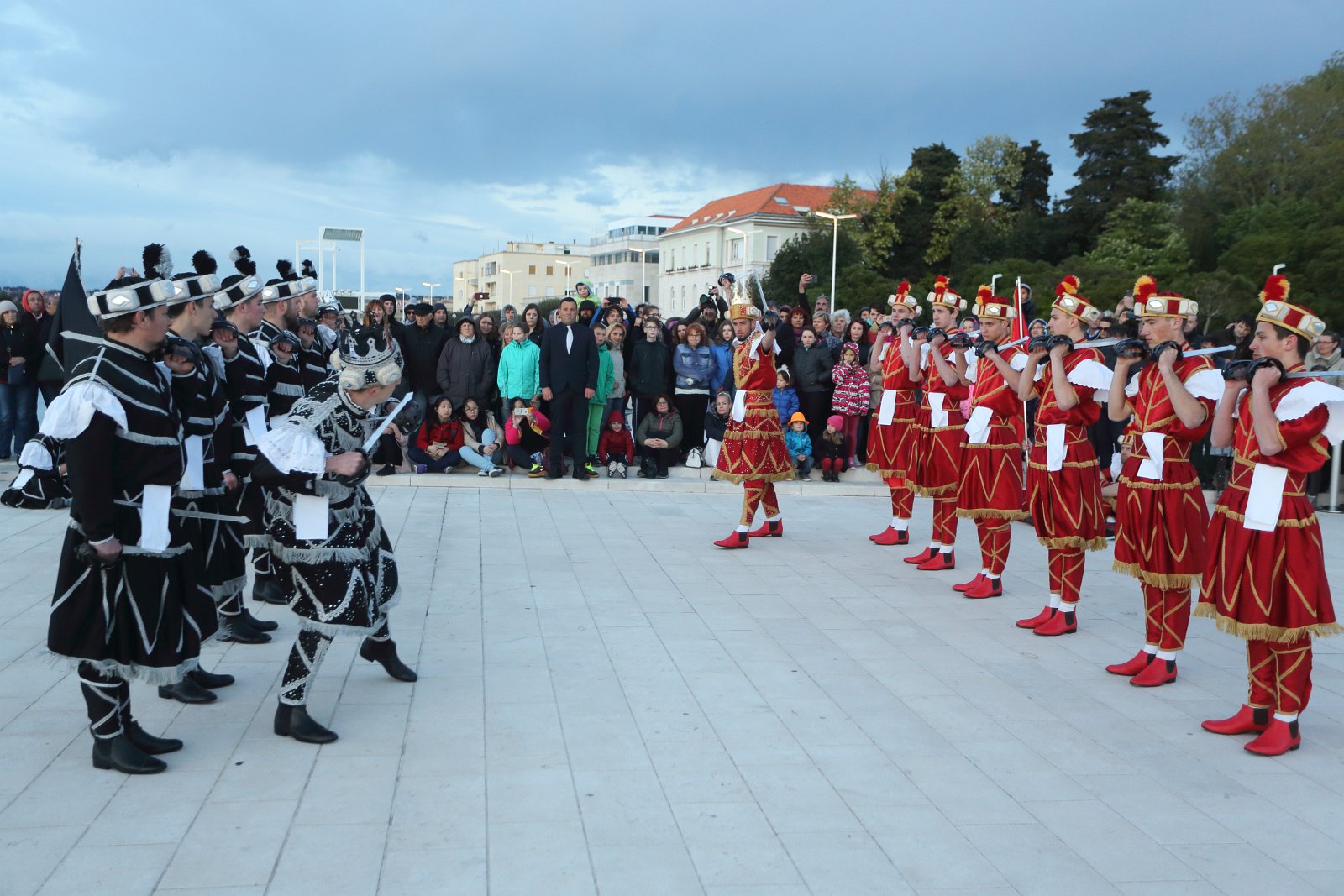 HGD Sv. Cecilija izvelo korčulanski viteški ples “Moreška” na Pozdravu suncu