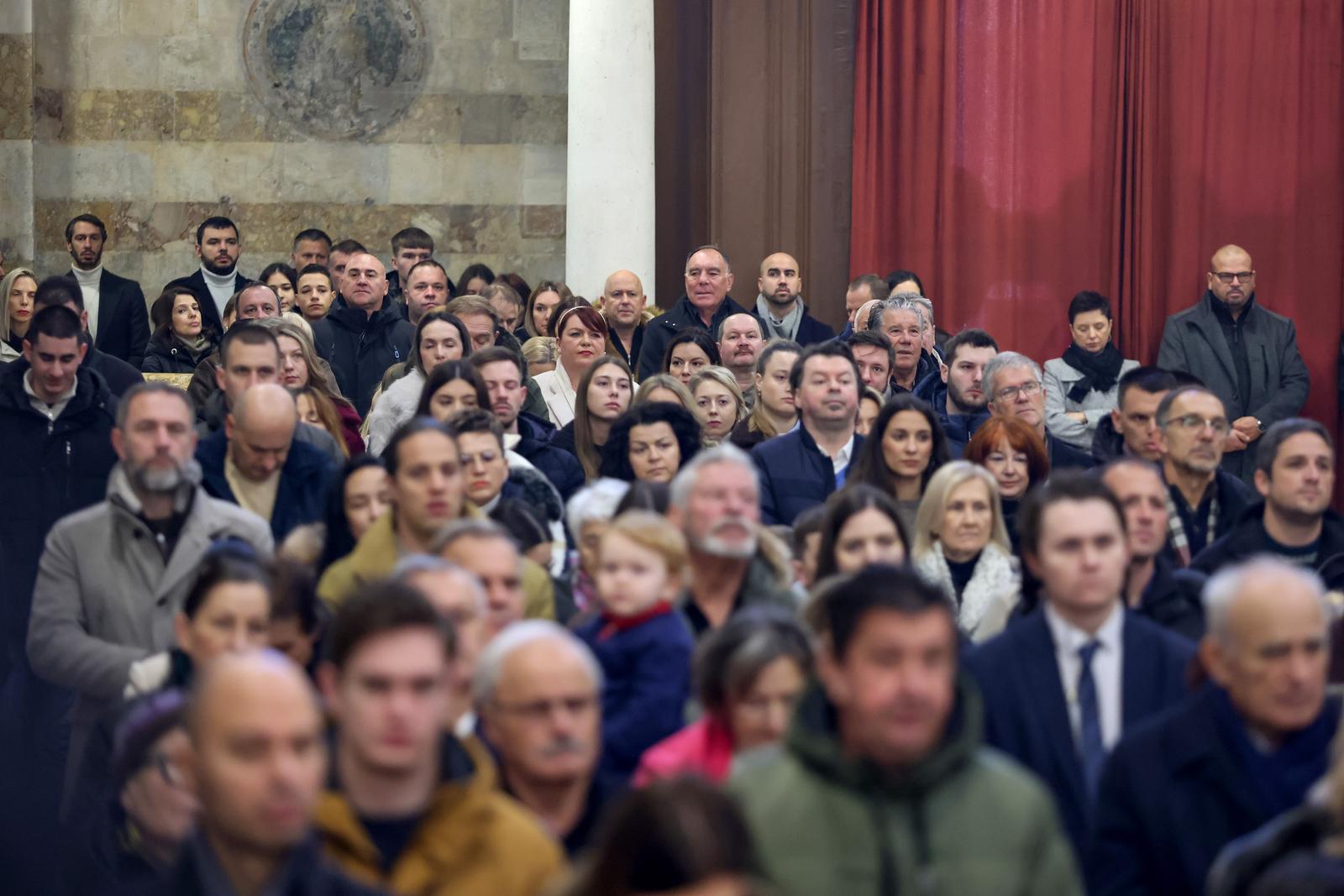 Nadbiskup Milan Zgrablić predvodio je misu na Božić u katedrali svete Stošije