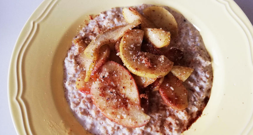 Doručak, zobene pahuljice, zobena kaša i jabuka