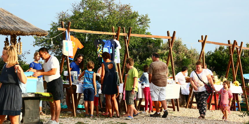 Na vidikovcu Kamenjak održan 5. Sajam lokalnih proizvoda ”Luka i igara” Na vidikovcu Kamenjak održan 5. Sajam lokalnih proizvoda ”Luka i igara”