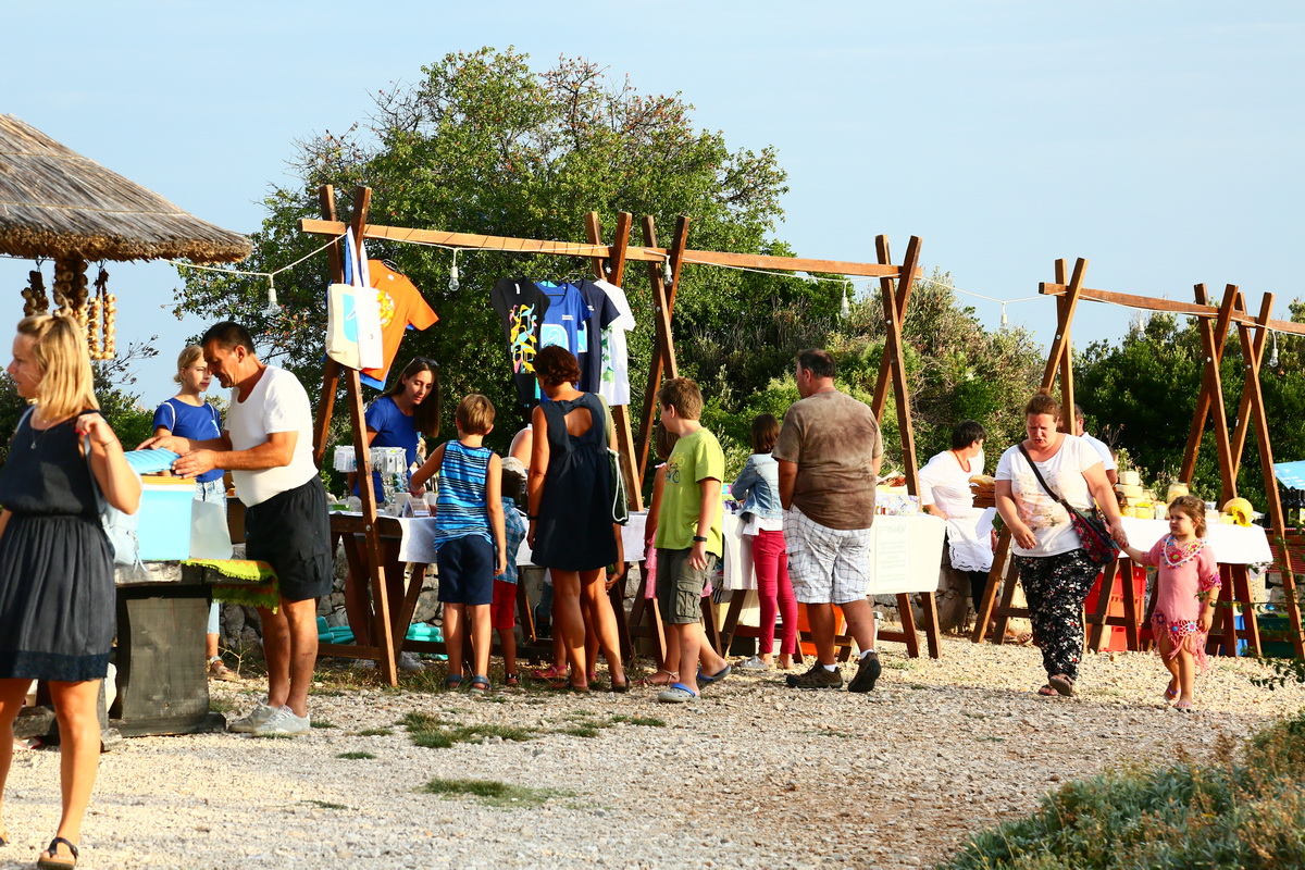Na vidikovcu Kamenjak održan 5. Sajam lokalnih proizvoda ”Luka i igara” Na vidikovcu Kamenjak održan 5. Sajam lokalnih proizvoda ”Luka i igara”