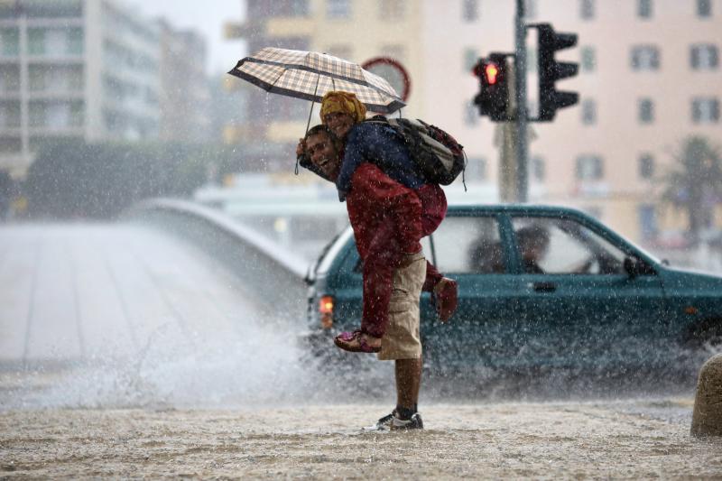 Opis  30.07.2014., Zadar – Ciklona Melisa jutros je na zadarsko podrucje donijela snazno nevrijeme praceno kisom i grmljavinom. Photo: Filip Brala/PIXSELL Autor  Filip Brala/PIXSELL Ključne riječi  ciklona, melisa, fronta, kisa, nevrijeme