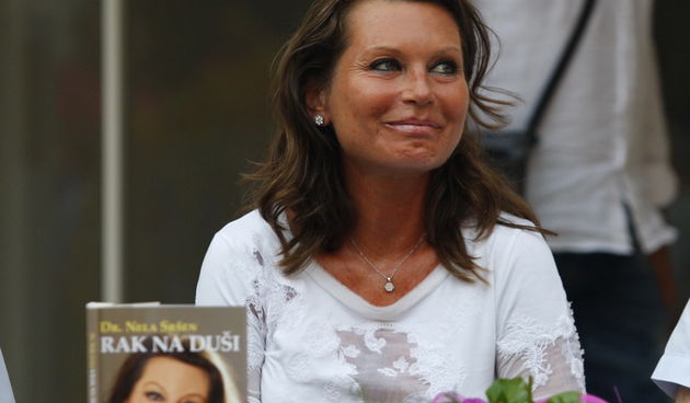 Split,210812.
Promocija knjige “Rak Duse” autorice dr Nele Srsen u galeriji Umjetnina.
Na promociji su govorili fra Josko Santic, patolog dr Simun Andjelinovic te na kraju i sama Nela Srsen koja se puna dojmova zahvaljivala svim koji su dosli na promociju