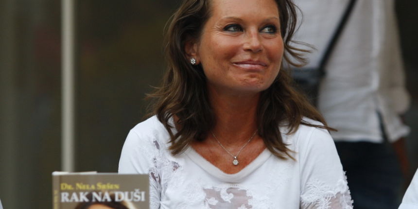 Split,210812.
Promocija knjige “Rak Duse” autorice dr Nele Srsen u galeriji Umjetnina.
Na promociji su govorili fra Josko Santic, patolog dr Simun Andjelinovic te na kraju i sama Nela Srsen koja se puna dojmova zahvaljivala svim koji su dosli na promociju Split,210812.
Promocija knjige “Rak Duse” autorice dr Nele Srsen u galeriji Umjetnina.
Na promociji su govorili fra Josko Santic, patolog dr Simun Andjelinovic te na kraju i sama Nela Srsen koja se puna dojmova zahvaljivala svim koji su dosli na promociju