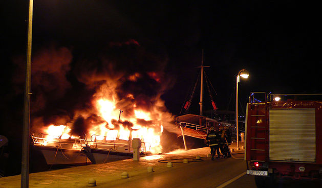 Veceras je doslo do pozara na dva broda koja su bila na vezu u gruskoj luci. Brodovi su bili vezani jedan pored drugog, a prema prvim nesluzbenim informacijama u potpunosti su izgorjeli. Vlasniku brodova Niku Miljasu prije nekoliko godina zapaljen je brod