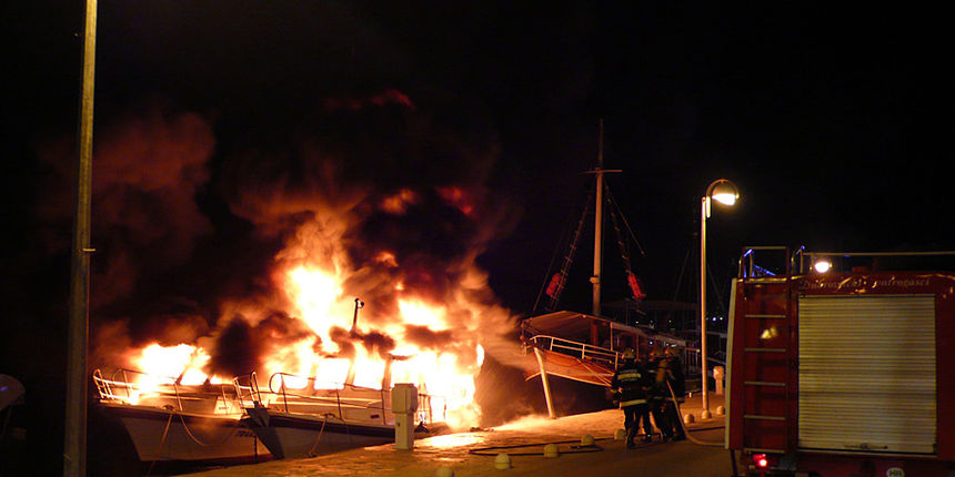 Veceras je doslo do pozara na dva broda koja su bila na vezu u gruskoj luci. Brodovi su bili vezani jedan pored drugog, a prema prvim nesluzbenim informacijama u potpunosti su izgorjeli. Vlasniku brodova Niku Miljasu prije nekoliko godina zapaljen je brod Veceras je doslo do pozara na dva broda koja su bila na vezu u gruskoj luci. Brodovi su bili vezani jedan pored drugog, a prema prvim nesluzbenim informacijama u potpunosti su izgorjeli. Vlasniku brodova Niku Miljasu prije nekoliko godina zapaljen je brod