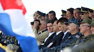 Zadar, 130513.
Predsjednik Vlade RH Zoran Milanovic prisustvovao je programu pokazne vatrogasne vjezbe Ljeto 2013 u Zracnoj luci Zadar. U pokaznoj vatrogasnoj vjezbi sudjelovale su protupozarne snage Drzavne uprave za zastitu i spasavanje, Namjenski orga Zadar, 130513.
Predsjednik Vlade RH Zoran Milanovic prisustvovao je programu pokazne vatrogasne vjezbe Ljeto 2013 u Zracnoj luci Zadar. U pokaznoj vatrogasnoj vjezbi sudjelovale su protupozarne snage Drzavne uprave za zastitu i spasavanje, Namjenski orga