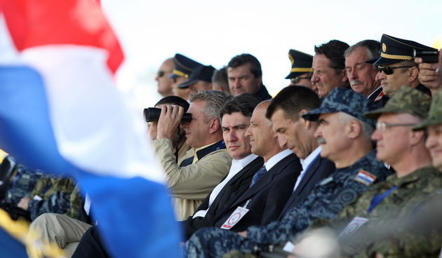 Zadar, 130513. 
Predsjednik Vlade RH Zoran Milanovic prisustvovao je programu pokazne vatrogasne vjezbe Ljeto 2013 u Zracnoj luci Zadar. U pokaznoj vatrogasnoj vjezbi sudjelovale su protupozarne snage Drzavne uprave za zastitu i spasavanje, Namjenski orga