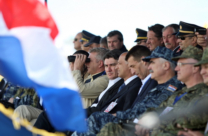 Zadar, 130513.
Predsjednik Vlade RH Zoran Milanovic prisustvovao je programu pokazne vatrogasne vjezbe Ljeto 2013 u Zracnoj luci Zadar. U pokaznoj vatrogasnoj vjezbi sudjelovale su protupozarne snage Drzavne uprave za zastitu i spasavanje, Namjenski orga Zadar, 130513.
Predsjednik Vlade RH Zoran Milanovic prisustvovao je programu pokazne vatrogasne vjezbe Ljeto 2013 u Zracnoj luci Zadar. U pokaznoj vatrogasnoj vjezbi sudjelovale su protupozarne snage Drzavne uprave za zastitu i spasavanje, Namjenski orga