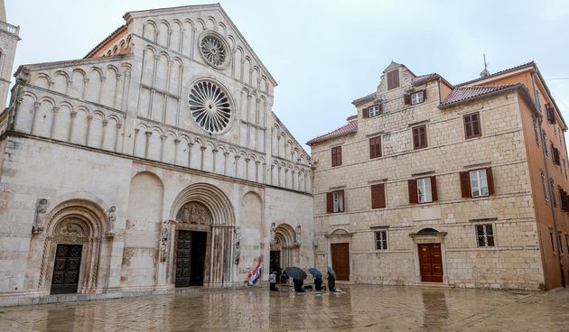 Kiša nije smetala moliteljima ispred katedrale Sv. Stošije