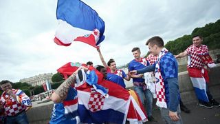 Euro 2016: Hrvatski navijači napravili fenomenalnu atmosferu u Parizu. Photo: Sanjin Strukić/PIXSELL Euro 2016: Hrvatski navijači napravili fenomenalnu atmosferu u Parizu. Photo: Sanjin Strukić/PIXSELL