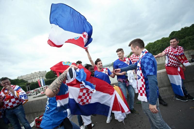 Euro 2016: Hrvatski navijači napravili fenomenalnu atmosferu u Parizu. Photo: Sanjin Strukić/PIXSELL Euro 2016: Hrvatski navijači napravili fenomenalnu atmosferu u Parizu. Photo: Sanjin Strukić/PIXSELL