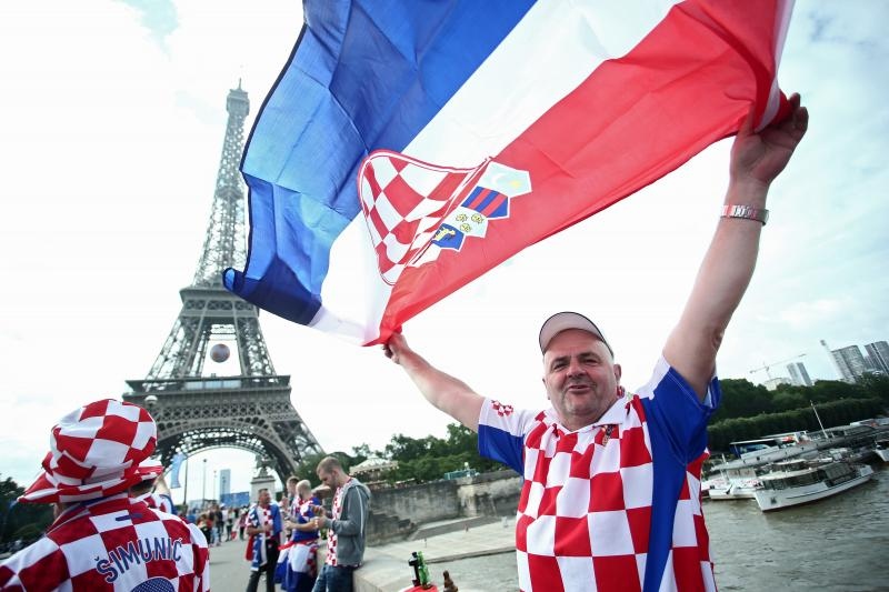 Euro 2016: Hrvatski navijači napravili fenomenalnu atmosferu u Parizu. Photo: Sanjin Strukić/PIXSELL Euro 2016: Hrvatski navijači napravili fenomenalnu atmosferu u Parizu. Photo: Sanjin Strukić/PIXSELL
