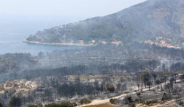 Peljesac – Pozar koji je buknuo jucer u kasnim satima unistio je velike povrsine otoka. S pozarom se bore kanaderi, air tractori i vatrogasci. Photo: Grgo Jelavic/PIXSELL