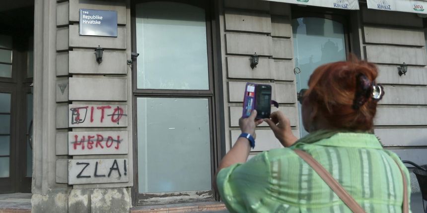 Trg koji je od 1946. nosio naziv Trg marsala Tita postao je Trg Republike Hrvatske, nakon sto je Gradska skupstina vecinom od 29 glasova izglasala odluku o preimenovanju. Trg koji je od 1946. nosio naziv Trg marsala Tita postao je Trg Republike Hrvatske, nakon sto je Gradska skupstina vecinom od 29 glasova izglasala odluku o preimenovanju.