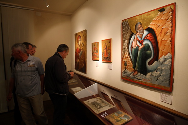 Zadar, 170513.
Crkva sv Ilije, Poluotok.
Veceras je otvorena sakralna riznica pravoslavne crkve sv. Ilije – vrijedne umjetnine i galerija ikona. Javnosti ju je predstavio episkop dalmatinski Fotije. Riznica je obnovljena sredstvima Ministarstva kultur Zadar, 170513.
Crkva sv Ilije, Poluotok.
Veceras je otvorena sakralna riznica pravoslavne crkve sv. Ilije – vrijedne umjetnine i galerija ikona. Javnosti ju je predstavio episkop dalmatinski Fotije. Riznica je obnovljena sredstvima Ministarstva kultur