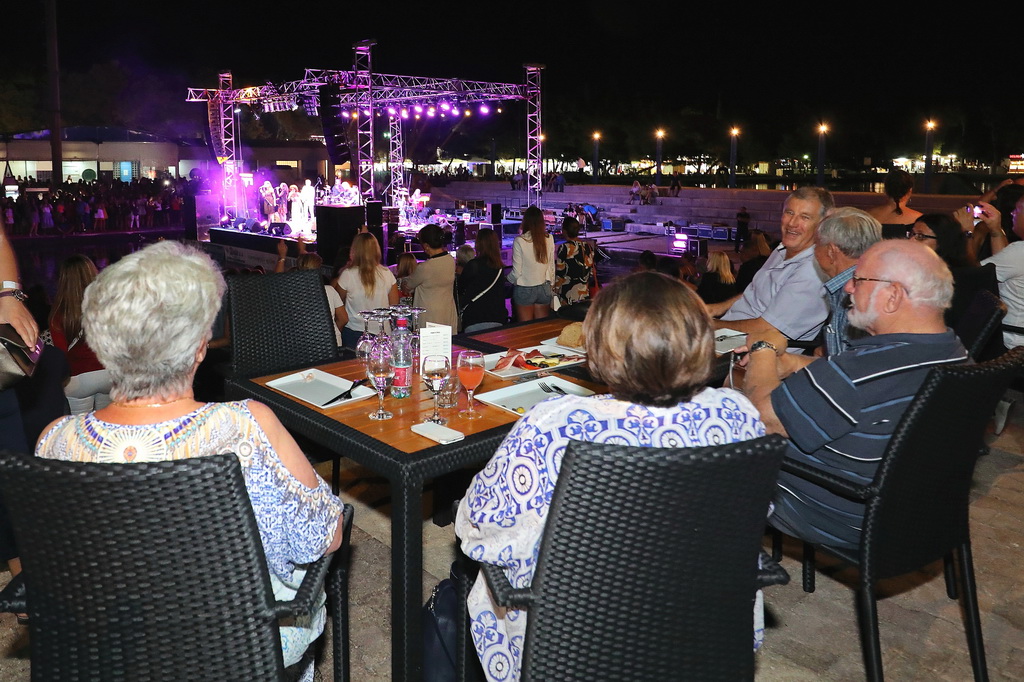 Čudesna Doris Dragović oduševila u Biogradu na Moru Čudesna Doris Dragović oduševila u Biogradu na Moru