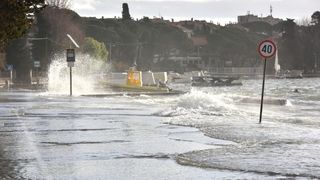 Orkanski Lebić bacao barke po cesti. Foto: Dino Stanin/PIXSELL