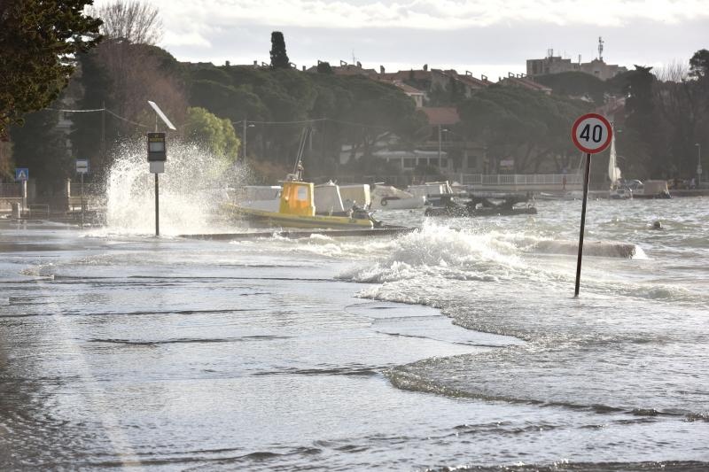 Orkanski Lebić bacao barke po cesti. Foto: Dino Stanin/PIXSELL
