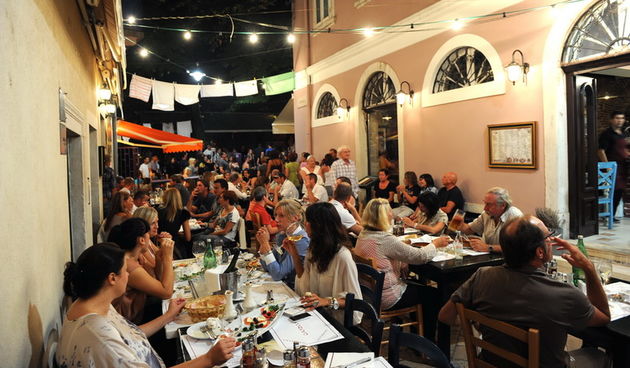 Zadar, 100911.
Sinoc je odrzana tradicionalna Varoska festa kojom se obiljezava zavrsetak turisticke sezone u gradu Zadru. Brojni Zadrani uzivali su u veselom raspolozenju uz obilje pjesme i dobre spize do ranih jutarnjih sati.
Foto: Andrija Lucic / CROPI