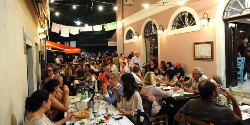 Zadar, 100911.
Sinoc je odrzana tradicionalna Varoska festa kojom se obiljezava zavrsetak turisticke sezone u gradu Zadru. Brojni Zadrani uzivali su u veselom raspolozenju uz obilje pjesme i dobre spize do ranih jutarnjih sati.
Foto: Andrija Lucic / CROPI Zadar, 100911.
Sinoc je odrzana tradicionalna Varoska festa kojom se obiljezava zavrsetak turisticke sezone u gradu Zadru. Brojni Zadrani uzivali su u veselom raspolozenju uz obilje pjesme i dobre spize do ranih jutarnjih sati.
Foto: Andrija Lucic / CROPI