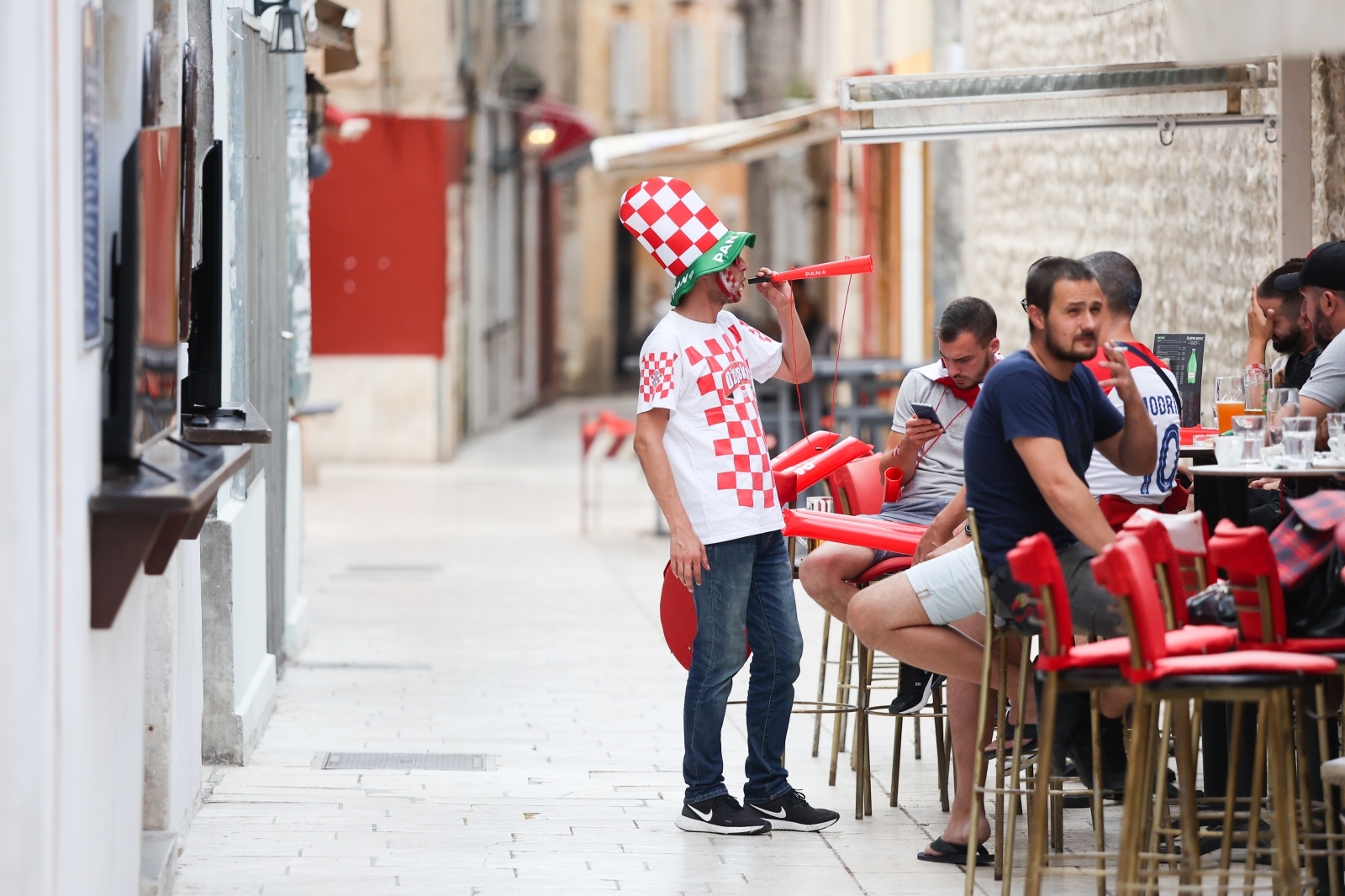 Navijači prate utakmicu Hrvatska – Engleska