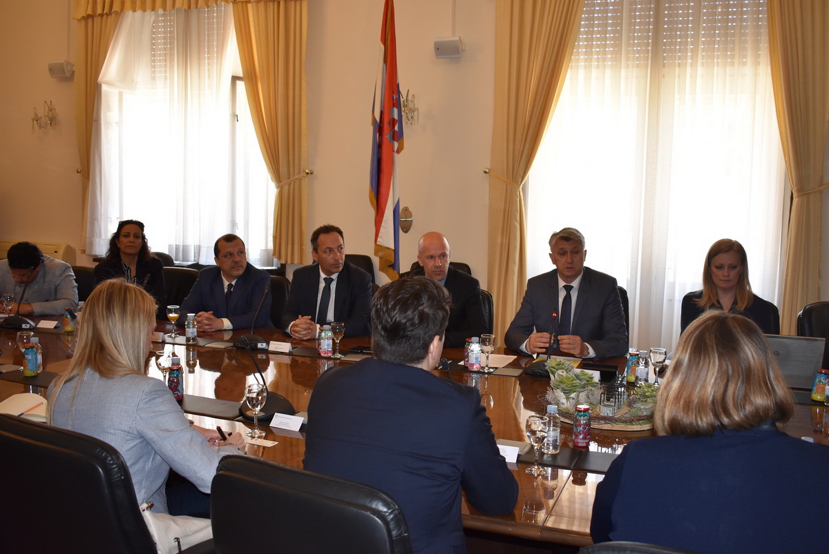 Predstavnici dvadesetak stranih veleposlanstva u posjetu Zadarskoj županiji Predstavnici dvadesetak stranih veleposlanstva u posjetu Zadarskoj županiji