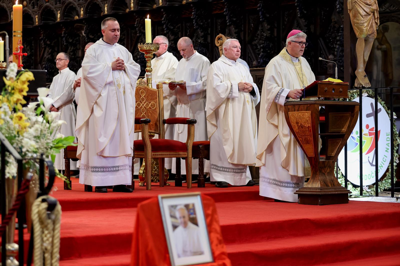 Nadbiskup Milan Zgrablić predvodio misu zadušnicu za Papu Franju Nadbiskup Milan Zgrablić predvodio misu zadušnicu za Papu Franju