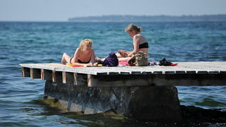 Zadar, 090513
Ljetna atmosfera na plazi na Boriku. Visoke temperature zraka (25) i mora(19) privukle su brojne kupace.
Na fotografiji: kupaci na Boriku.
Foto: Luka Gerlanc / CROPIX