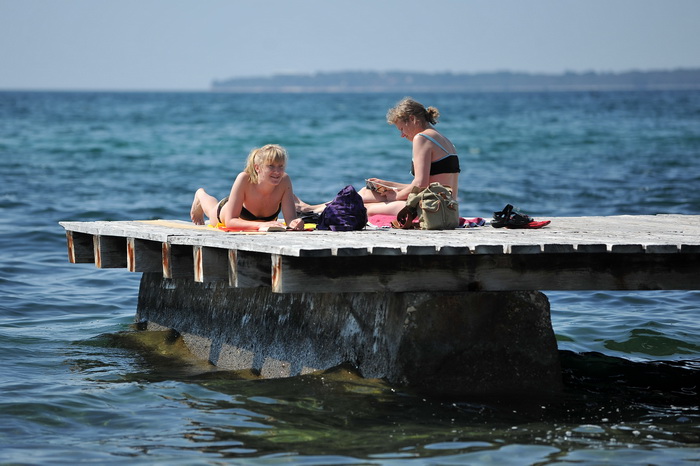 Zadar, 090513
Ljetna atmosfera na plazi na Boriku. Visoke temperature zraka (25) i mora(19) privukle su brojne kupace.
Na fotografiji: kupaci na Boriku.
Foto: Luka Gerlanc / CROPIX