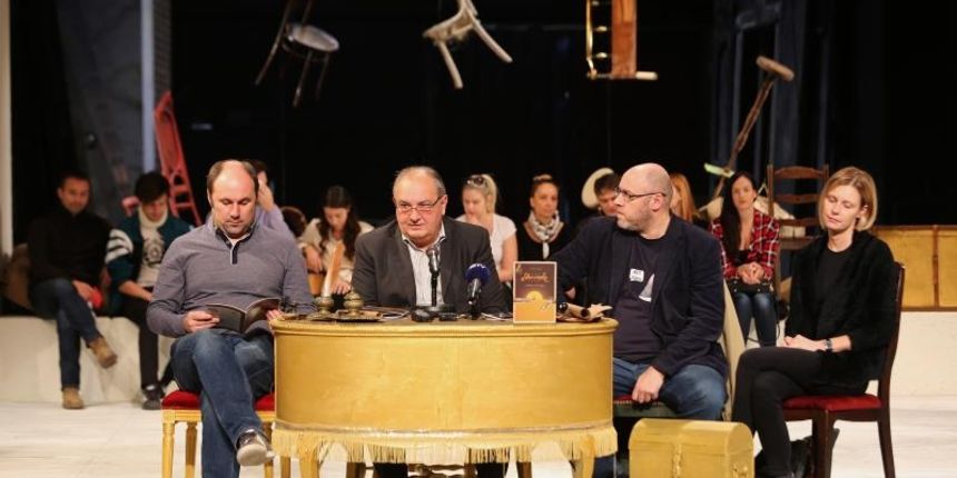 Konferencija za medije povodom nadolazece dramske predstave Vitez slavonske ravni. Miroslav Cabraja, Bozidar Snajder, Drazen Ferencina Konferencija za medije povodom nadolazece dramske predstave Vitez slavonske ravni. Miroslav Cabraja, Bozidar Snajder, Drazen Ferencina