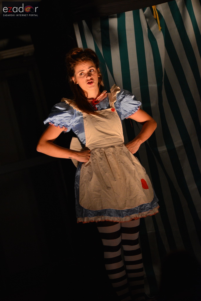 Stanarska fešta 2017: Predstava “U zemlji čudesa” Teatra Dragon Stanarska fešta 2017: Predstava “U zemlji čudesa” Teatra Dragon