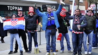 Swansea (Wales), 260313.
Swansea uoci kvalifikacijske utakmice za Svjetsko prvenstvo u Brazilu, 2014. godine, izmedju reprezentacija Walesa i Hrvatske.
Hrvatski navijaci u centru grada, prije vecerasnje nogometne utakmice .
Foto: Boris Kovacev / CROPIX