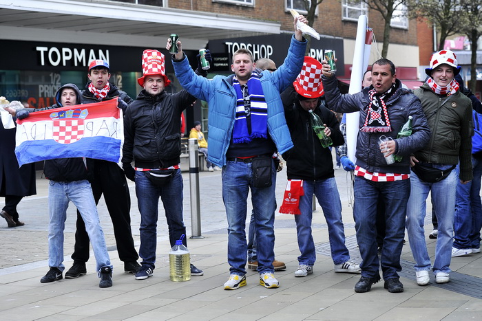 Swansea (Wales), 260313.
Swansea uoci kvalifikacijske utakmice za Svjetsko prvenstvo u Brazilu, 2014. godine, izmedju reprezentacija Walesa i Hrvatske.
Hrvatski navijaci u centru grada, prije vecerasnje nogometne utakmice .
Foto: Boris Kovacev / CROPIX
