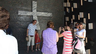 Knin, 050811
Nakon sluzbene ceremonije na kojoj je prisustvovao drzavni vrh obiljezavanje Oluje i Dana domovinske zahvalnosti se nastavilo kraj novog spomen obiljezja na glavnom trgu u Kninu.
Na slic: detalj sa trga.
Foto: Zvonimir Barisin / CROPIX Knin, 050811
Nakon sluzbene ceremonije na kojoj je prisustvovao drzavni vrh obiljezavanje Oluje i Dana domovinske zahvalnosti se nastavilo kraj novog spomen obiljezja na glavnom trgu u Kninu.
Na slic: detalj sa trga.
Foto: Zvonimir Barisin / CROPIX