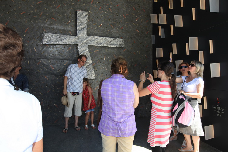 Knin, 050811
Nakon sluzbene ceremonije na kojoj je prisustvovao drzavni vrh obiljezavanje Oluje i Dana domovinske zahvalnosti se nastavilo kraj novog spomen obiljezja na glavnom trgu u Kninu.
Na slic: detalj sa trga.
Foto: Zvonimir Barisin / CROPIX Knin, 050811
Nakon sluzbene ceremonije na kojoj je prisustvovao drzavni vrh obiljezavanje Oluje i Dana domovinske zahvalnosti se nastavilo kraj novog spomen obiljezja na glavnom trgu u Kninu.
Na slic: detalj sa trga.
Foto: Zvonimir Barisin / CROPIX