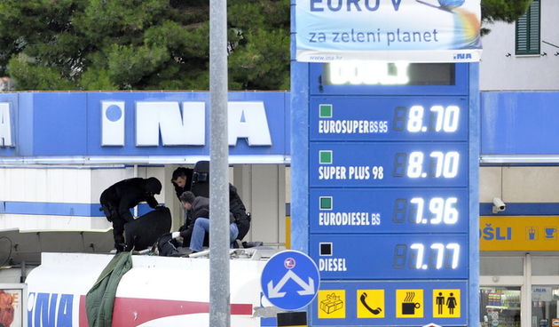 Solin, 261010.
Inina benzinska pumpa, Meterize. 
Branitelj koji boluje od PTSP-a Ivica Grgic (42) sa bombom u ruci usao je u Ininu cisternu na pumpnoj stanici Meterize te je najavio da ce je aktivirat ako mu se ne rijesi njegov braniteljski status. Okonca