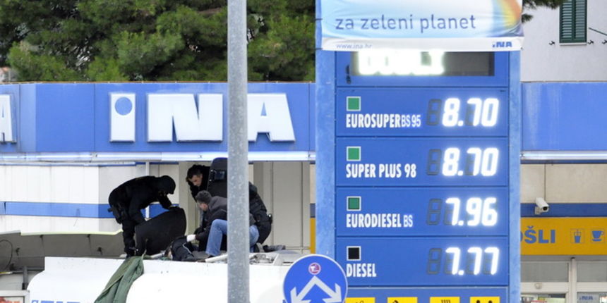 Solin, 261010.
Inina benzinska pumpa, Meterize.
Branitelj koji boluje od PTSP-a Ivica Grgic (42) sa bombom u ruci usao je u Ininu cisternu na pumpnoj stanici Meterize te je najavio da ce je aktivirat ako mu se ne rijesi njegov braniteljski status. Okonca Solin, 261010.
Inina benzinska pumpa, Meterize.
Branitelj koji boluje od PTSP-a Ivica Grgic (42) sa bombom u ruci usao je u Ininu cisternu na pumpnoj stanici Meterize te je najavio da ce je aktivirat ako mu se ne rijesi njegov braniteljski status. Okonca