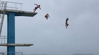 3, 2, 1: Trojica mladih Zadrana na Božić skočila sa skakaonice na bazenu 3, 2, 1: Trojica mladih Zadrana na Božić skočila sa skakaonice na bazenu