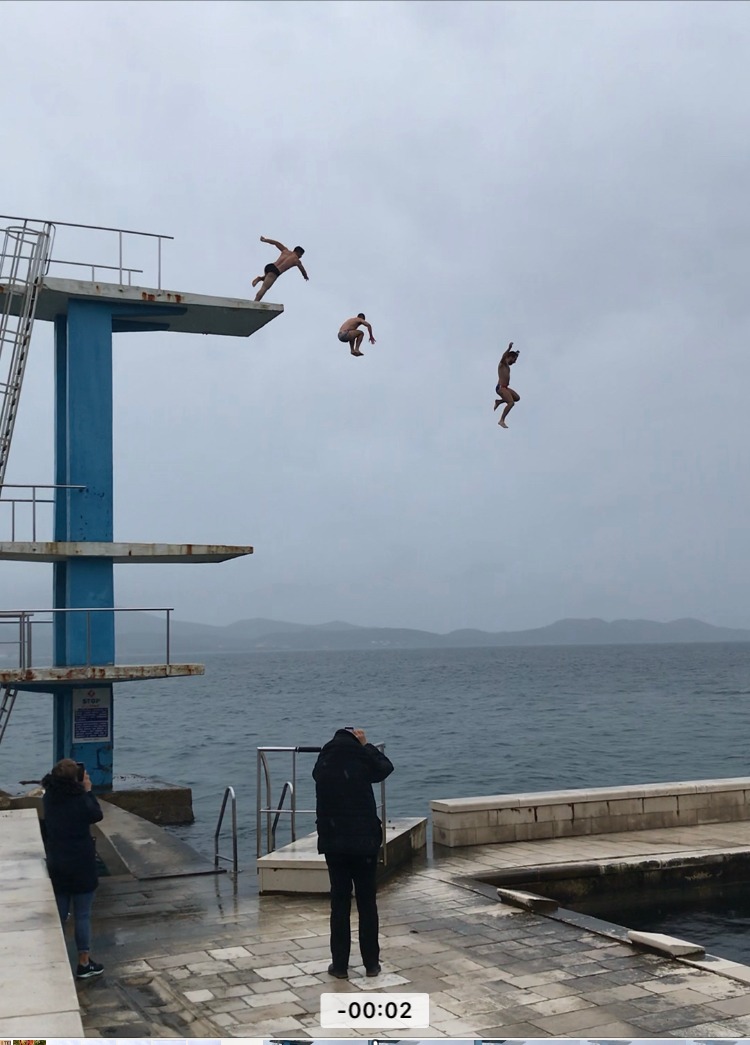 3, 2, 1: Trojica mladih Zadrana na Božić skočila sa skakaonice na bazenu 3, 2, 1: Trojica mladih Zadrana na Božić skočila sa skakaonice na bazenu