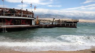 Olujna bura poharala plažu Zrće. Photo: Dalibor Urukalović/PIXSELL