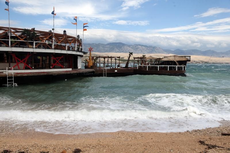 Olujna bura poharala plažu Zrće. Photo: Dalibor Urukalović/PIXSELL