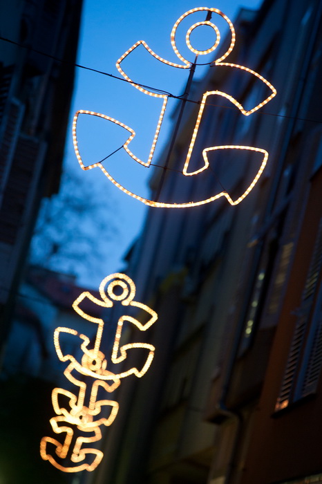 Zadar, 221212.
Uoci Bozica koji stize za tri dana, ulice su uredjene, a u gradu vlada blagdansko ozracje.
Na fotografiji: ukrasene gradske ulice.
Foto: Luka Gerlanc / CROPIX Zadar, 221212.
Uoci Bozica koji stize za tri dana, ulice su uredjene, a u gradu vlada blagdansko ozracje.
Na fotografiji: ukrasene gradske ulice.
Foto: Luka Gerlanc / CROPIX