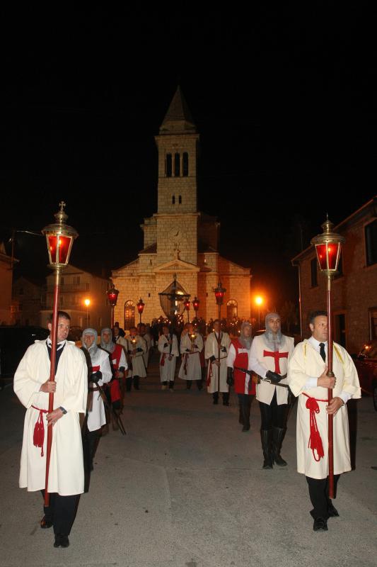 Koncertom bratovštine Presvetog oltarskog sakramenta župe Marijina Uznesenja iz Jelse na otoku Hvaru, obilježene su pjesme Velikog tjedna i procesija Za Križen, Foto: Dino Stanin/PIXSELL